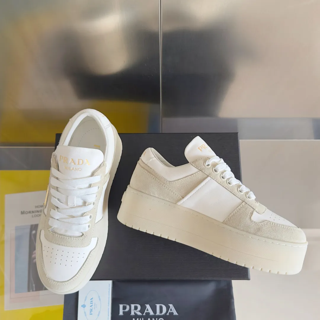👟👟Ex-factory price 660👟👟 Top version Prada Latest Downtown Bold series Thick sole Platform shoes Triangle logo Casual sneakers White shoes Original purchase and development Production Downtown Bold sneakers are inspired by basketball shoes in the 1980s, with sporty design and exquisite details. Crafted from perforated leather, the statement platform sole provides a unique, modern style. The Prada logo is interpreted from different angles, decorated with the iconic enamel-coated triangular metal logo, highlighting the unique classic style. Exquisite packaging at the delivery counter🛍📦 ▪️Fabric: Original custom imported first-layer cowhide ▪️Inner lining: Original imported soft sheepskin ▪️Outsole: Original molded ultra-light foam material ▪️Sole thickness: 4.5CM ▪️Size: Women's 35-40